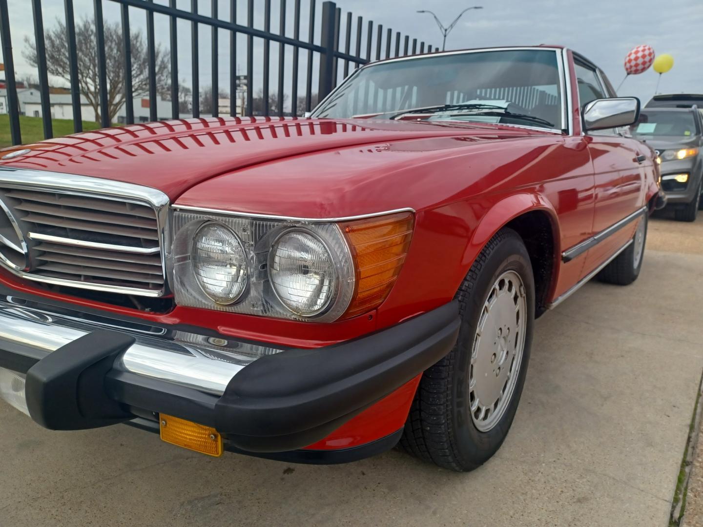 1989 RED /TAN, LEATHER Mercedes-Benz 560 SL coupe (WDBBA48D2KA) with an 5.6L V8 SOHC 16V engine, 4-Speed Automatic transmission, located at 2001 E. Lancaster, Ft. Worth, 76103, (817) 336-7000, 32.746181, -97.301018 - Photo#4